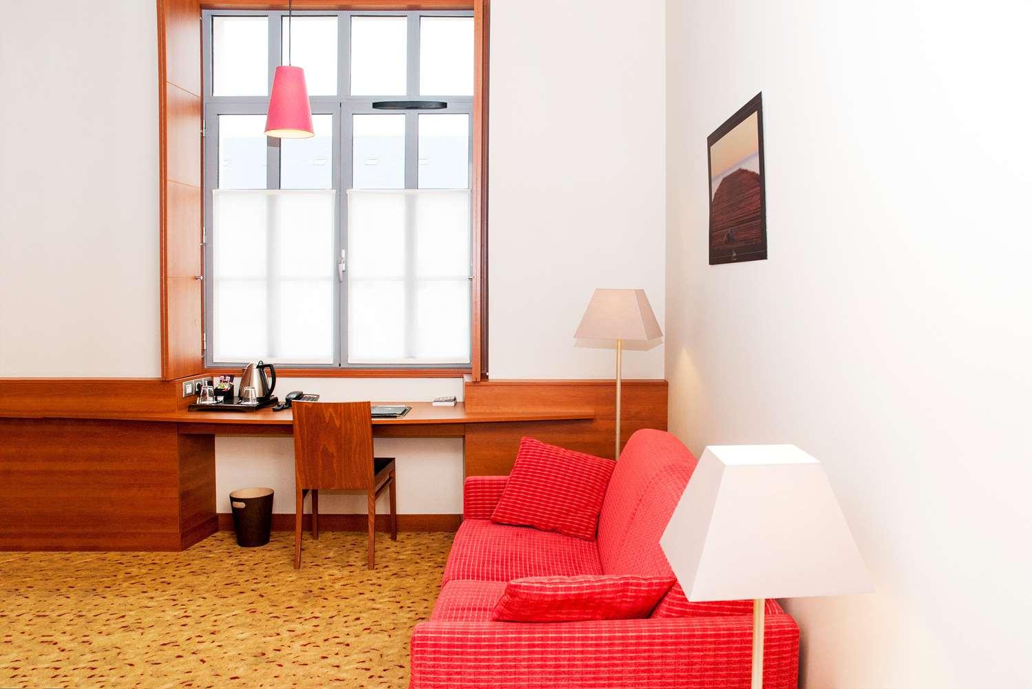 Best Western Plus Hotel Colbert Châteauroux Esterno foto